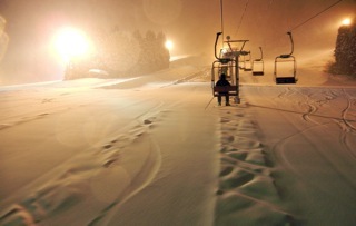 ナイターでは西日本のスキー場とは思えないような上質の雪を毎回...._b0194185_22323529.jpg