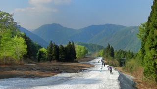 ナイターでは西日本のスキー場とは思えないような上質の雪を毎回...._b0194185_22454891.jpg