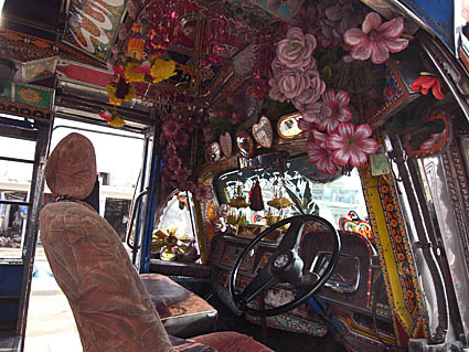 どこまでデコるんだろう！　パキスタンのトラック（今日の写真）_d0106555_14313227.jpg