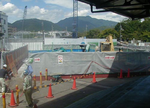 ●嵐山駅前の変化、その105(円形階段、脇道から広場)_d0053294_1361343.jpg