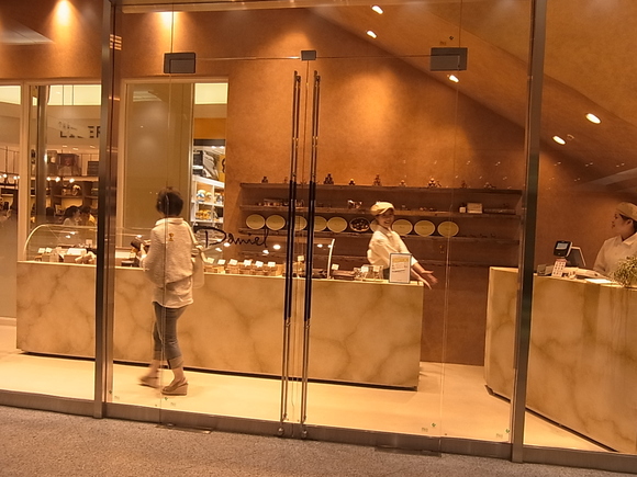 御影のダニエルの新店舗は人気のプティカヌレ専門店、可愛いです(記:藤本紀久子)_a0195310_0291973.jpg