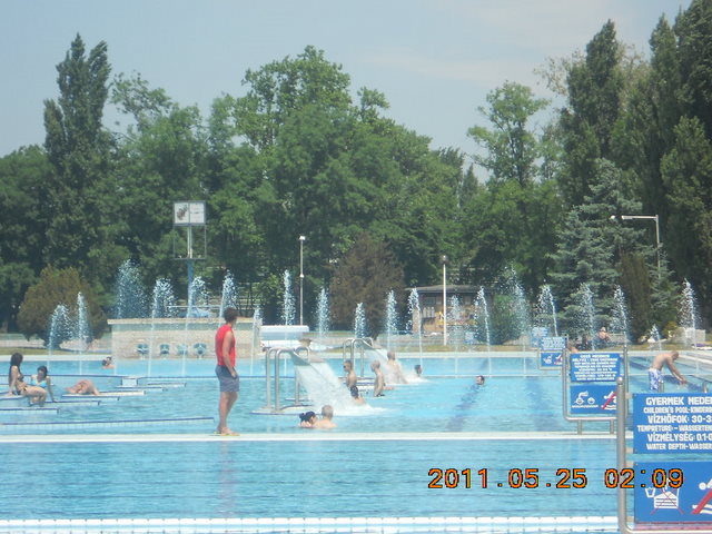 マルギット島の中のプール（Pool  in Margit island)_c0209786_1595394.jpg