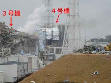 『福島原発3号機は原子炉自体爆発して傾いており、水蒸気爆発済み』／　証拠画像？！_b0003330_12315649.jpg