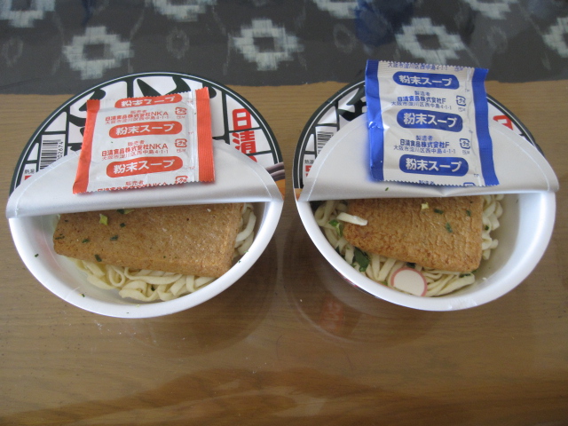 食べ比べVol.2 日清のどん兵衛きつねうどん東日本仕様&西日本仕様_b0042308_2155561.jpg