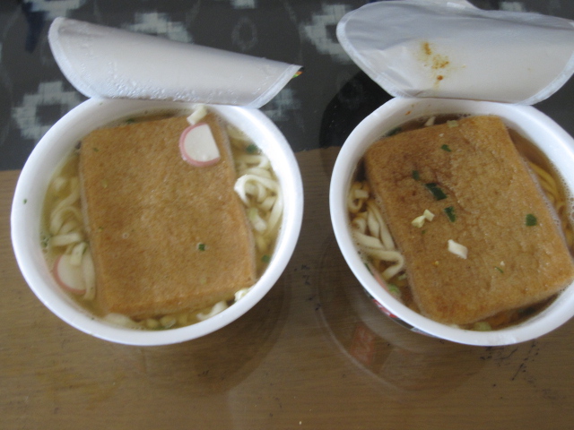 食べ比べVol.2 日清のどん兵衛きつねうどん東日本仕様&西日本仕様_b0042308_2234424.jpg