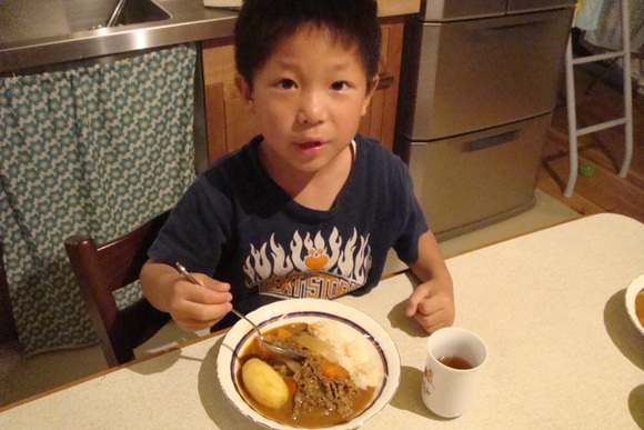 幼稚園にて覚えたてのカレー作り_b0215321_20245542.jpg