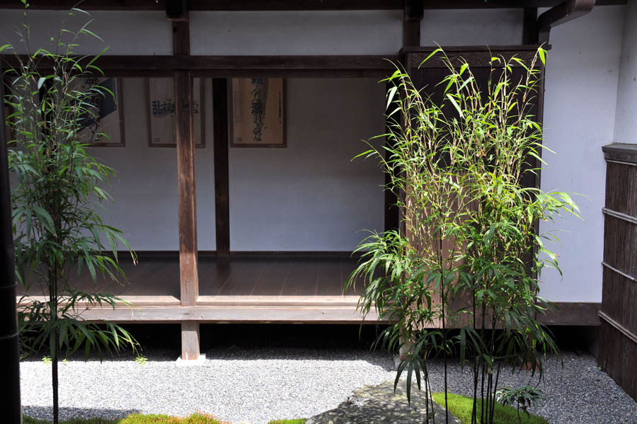 三千院 と 五葉松 (京都)_a0042310_9583990.jpg