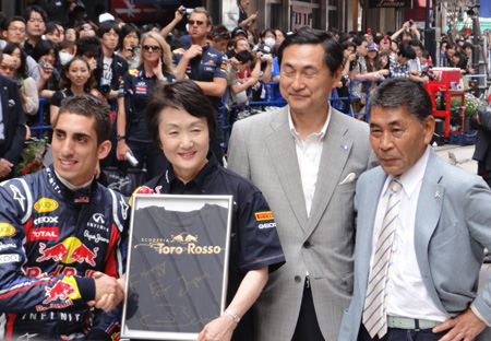 足もとをF1マシンが疾走するこのド迫力! 『Red Bull Energy for Japan』を取材してきました _c0060143_0285823.jpg