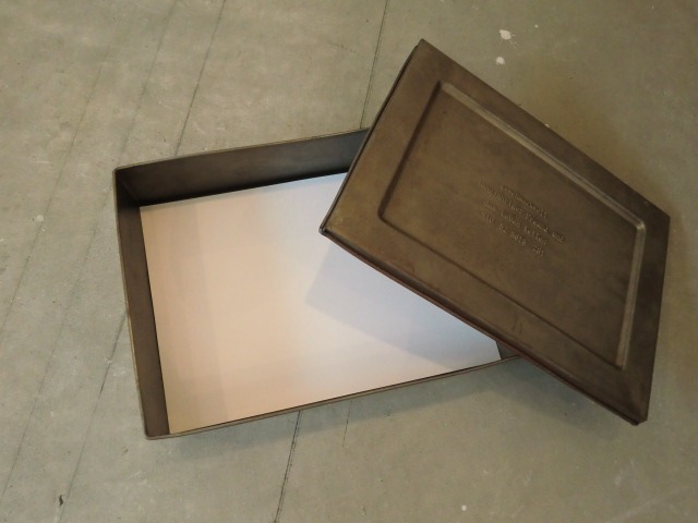 ハンガーと缶とスカート。_a0164280_152950.jpg