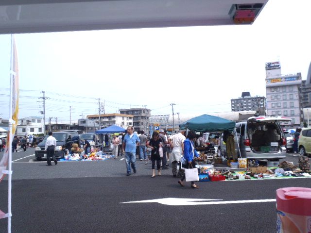 船橋競馬場フリーマーケットの様子 こっとん号 車長の日々 船橋競馬場フリーマーケットの様子 こっとん号 車長の日々
