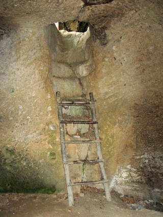 ヴィトッツァ洞窟の住居群２、トスカーナ ソラーノ_f0234936_215284.jpg