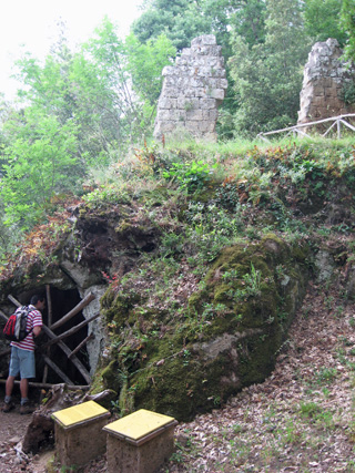 ヴィトッツァ洞窟の住居群２、トスカーナ ソラーノ_f0234936_2173986.jpg