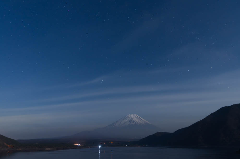 本栖湖からの夜明けの富士_e0110874_22572377.jpg