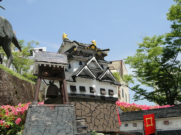 Blue Sky over the Castle_a0004423_050281.jpg