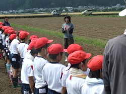 南中山小学校が大豆の種まきをしました。_e0061225_11353854.jpg
