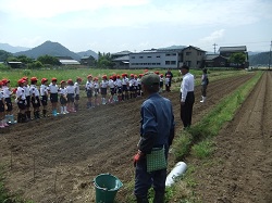 南中山小学校が大豆の種まきをしました。_e0061225_1135556.jpg