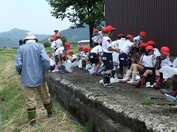 南中山小学校が大豆の種まきをしました。_e0061225_11374711.jpg