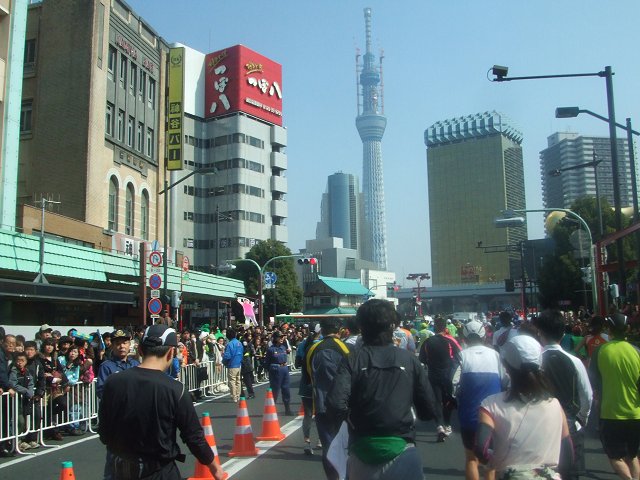 東京マラソン2011 浅草とスカイツリーを眺めながら_a0015766_2248128.jpg