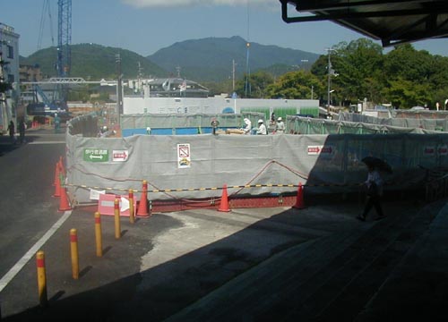 ●嵐山駅前の変化、その110(円形階段、駅舎から広場)_d0053294_18222762.jpg