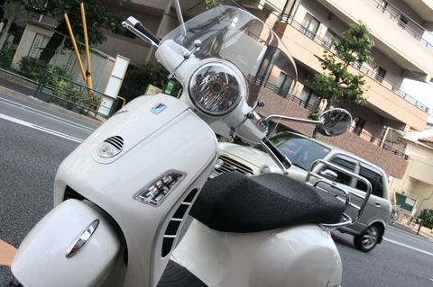 VESPA　GTS250IE＠60周年ホワイト！_b0117797_17374660.jpg