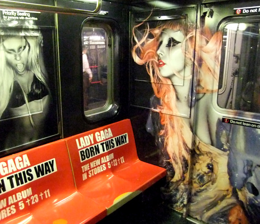 ニューヨークの地下鉄に歌手のレディ・ガガさん電車登場!!!_b0007805_13383530.jpg