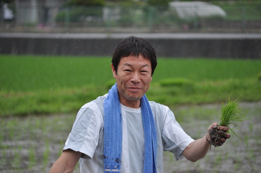 雨の中の田植え_e0091322_19525517.jpg