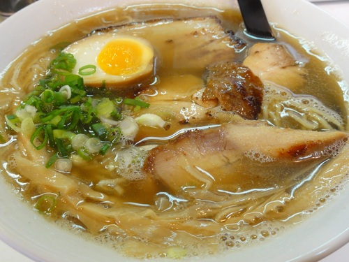 名匠岡田のミラクルフォーメーション、煮干のワントップ！〔中華そば 無限／ラーメン・つけ麺／野田阪神〕_f0195971_22322548.jpg