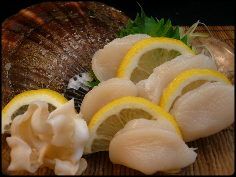 ホタテ貝の刺身 レモン挟み 魚と野菜と私と和ノ香