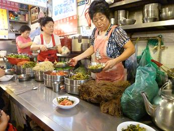 韓国旅日記③～軽食(プンシク）通り　ビビンバ＆カルグクス_e0199344_16142450.jpg