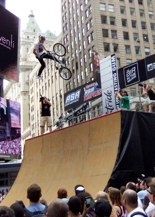 タイムズ・スクエアでBMXの競技大会 AIR IN THE SQUARE_b0007805_12505768.jpg