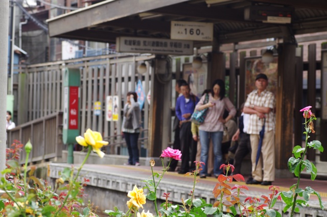 路面電車の停留所で_b0133447_21341717.jpg