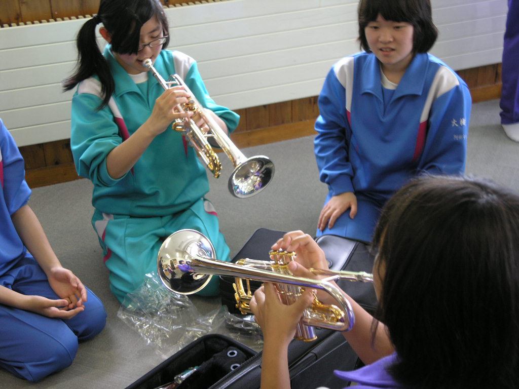 ６月１８日大槌中学吹奏楽部に楽器を贈呈しました！_b0213134_1012286.jpg