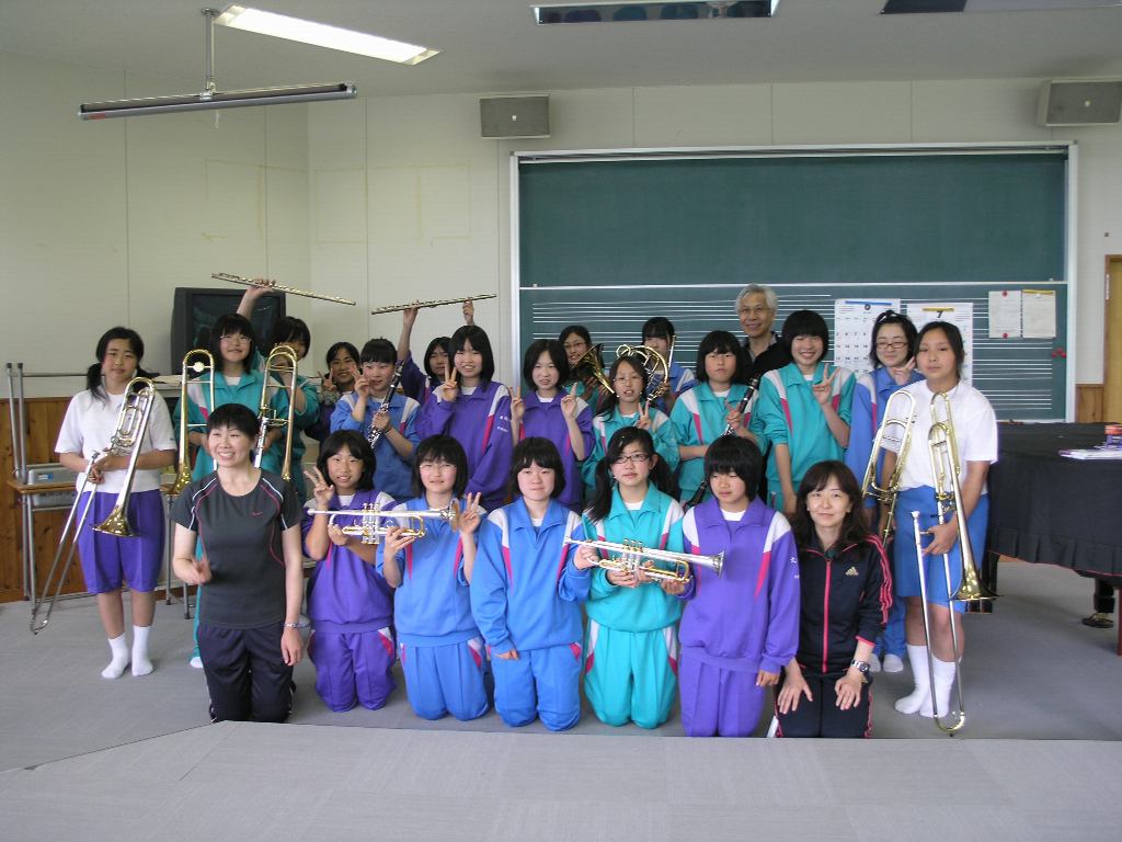 ６月１８日大槌中学吹奏楽部に楽器を贈呈しました！_b0213134_9594890.jpg