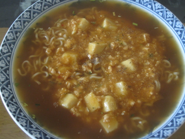 サッポロ一番しょうゆ味＋S&Bのなっとくの麻婆丼＝麻婆麺_b0042308_23285533.jpg