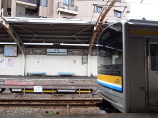 休日昼間は1時間で電車2本の駅。通過電車も無い_d0057843_12104054.jpg
