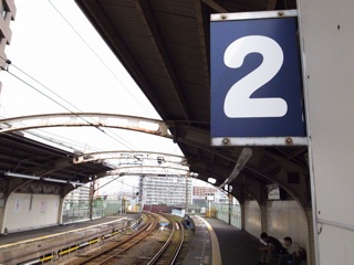 休日昼間は1時間で電車2本の駅。通過電車も無い_d0057843_12284392.jpg