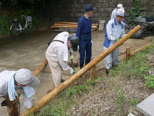 里山道の土留めと学生さん_d0177705_2242130.jpg