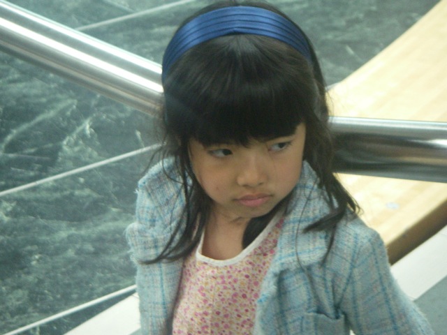 二人が去った後の次女........_c0080075_0115989.jpg
