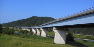 右手に鳥取自動車道左に千代川と一般国道...._b0194185_2353462.jpg