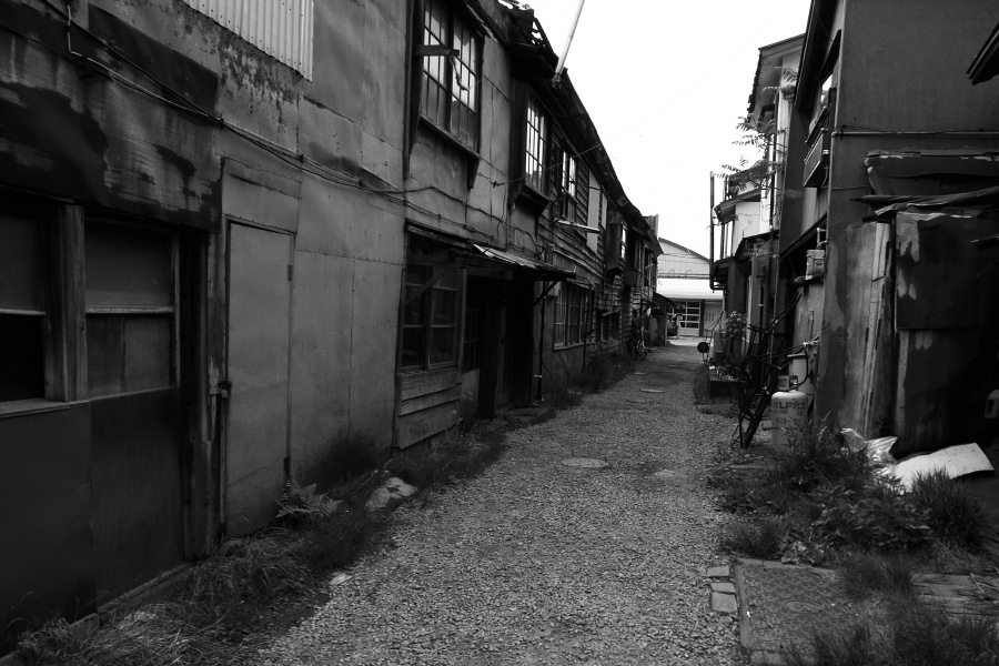 100mの路地_e0051186_2243221.jpg