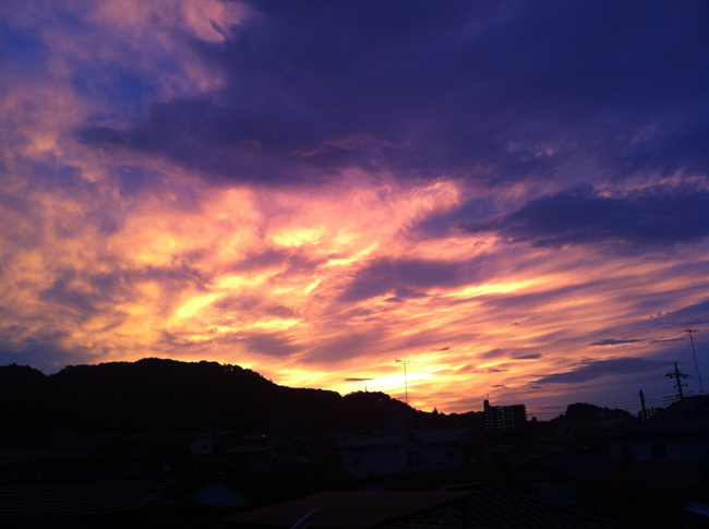 今朝の東京の空、まるで夕焼けみたい_f0104645_744348.jpg