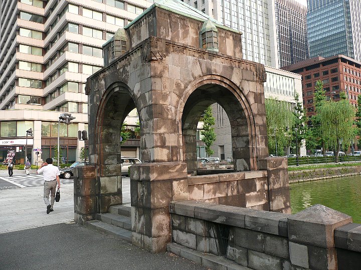 和田倉門の橋 レトロな建物を訪ねて