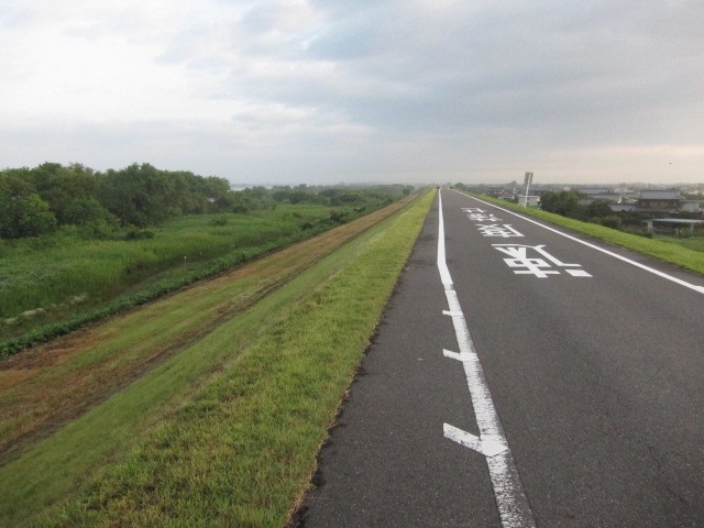 川沿いの道。_c0225420_23361570.jpg