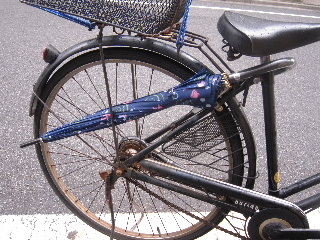 自転車に傘をセット 美味しい が好き