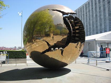 バチカンとWTCの彫刻 Sphere の類似性と311 by そら_c0139575_23212824.jpg