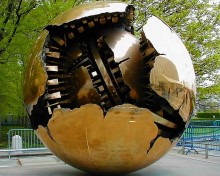 バチカンとWTCの彫刻 Sphere の類似性と311 <2> by そら_c0139575_4492843.jpg