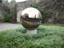 バチカンとWTCの彫刻 Sphere の類似性と311　<２> by そら_c0139575_4504735.jpg