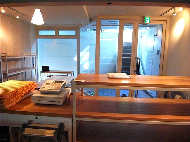 まだまだ空っぽの箱ですが。_c0116714_1325633.jpg