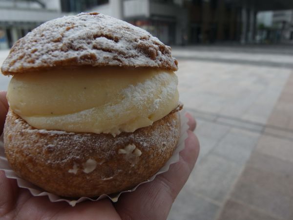 人形町食べ歩き おっと ケーキ屋さんのサンドイッチマン発見 人形町 パティスリーisozaki 腹一杯食べるであります ゲロロ小隊マルル一等兵