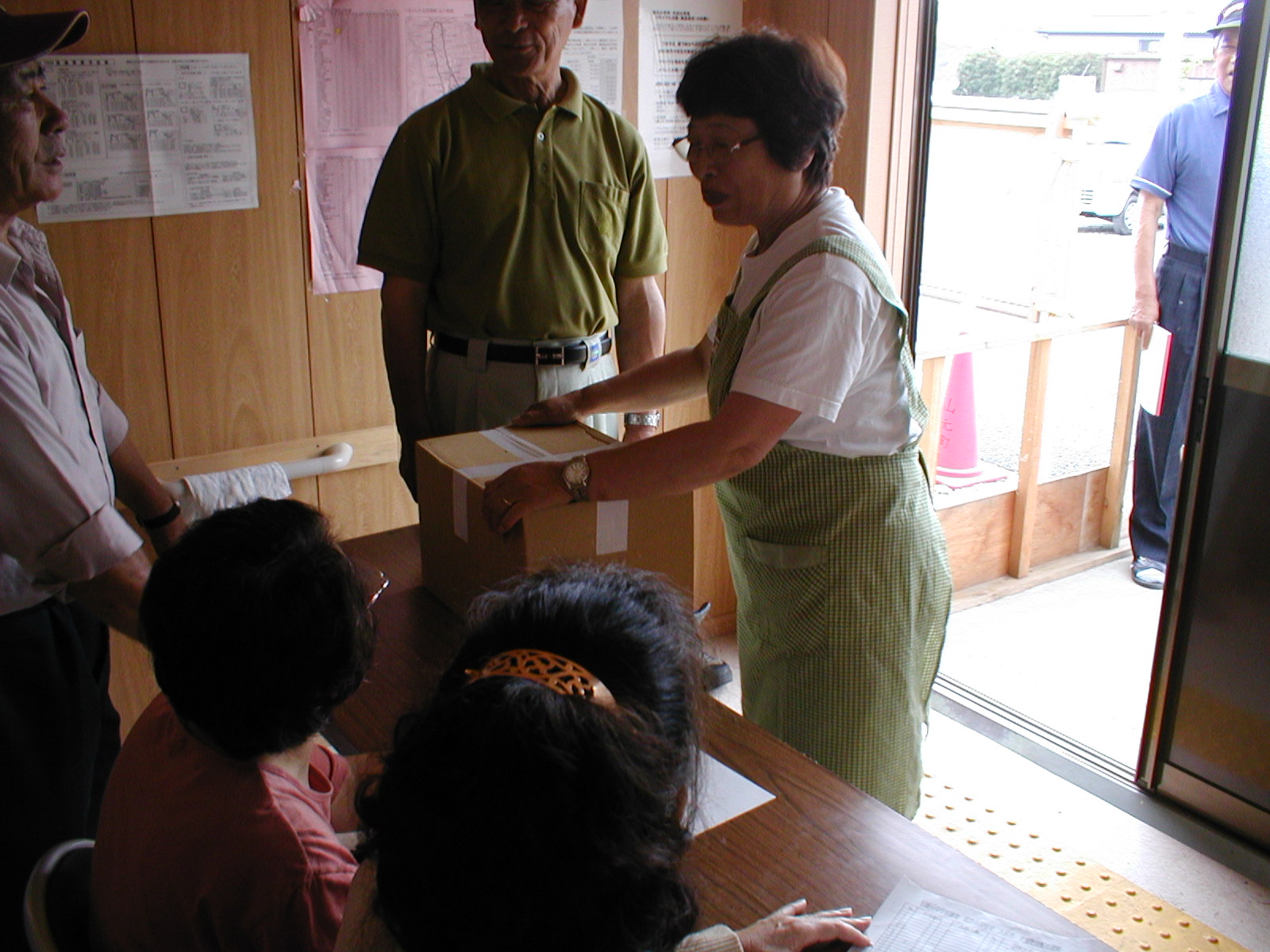 仮設住宅入居者へ調味料等支援物資配布活動開始_e0102418_818876.jpg